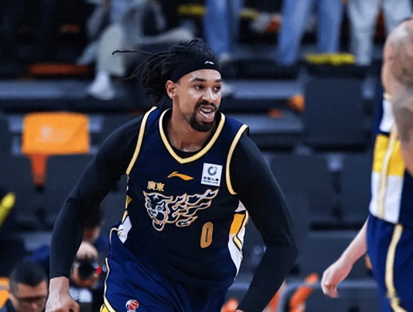 广东胜山东！萨林杰+萨姆纳轰46分，徐杰统治关键球，高诗岩6中0