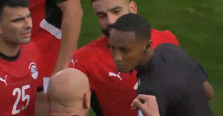 非洲杯争议判罚！哈尼踩人染红，萨拉赫马尔穆什暴怒，双方险冲突