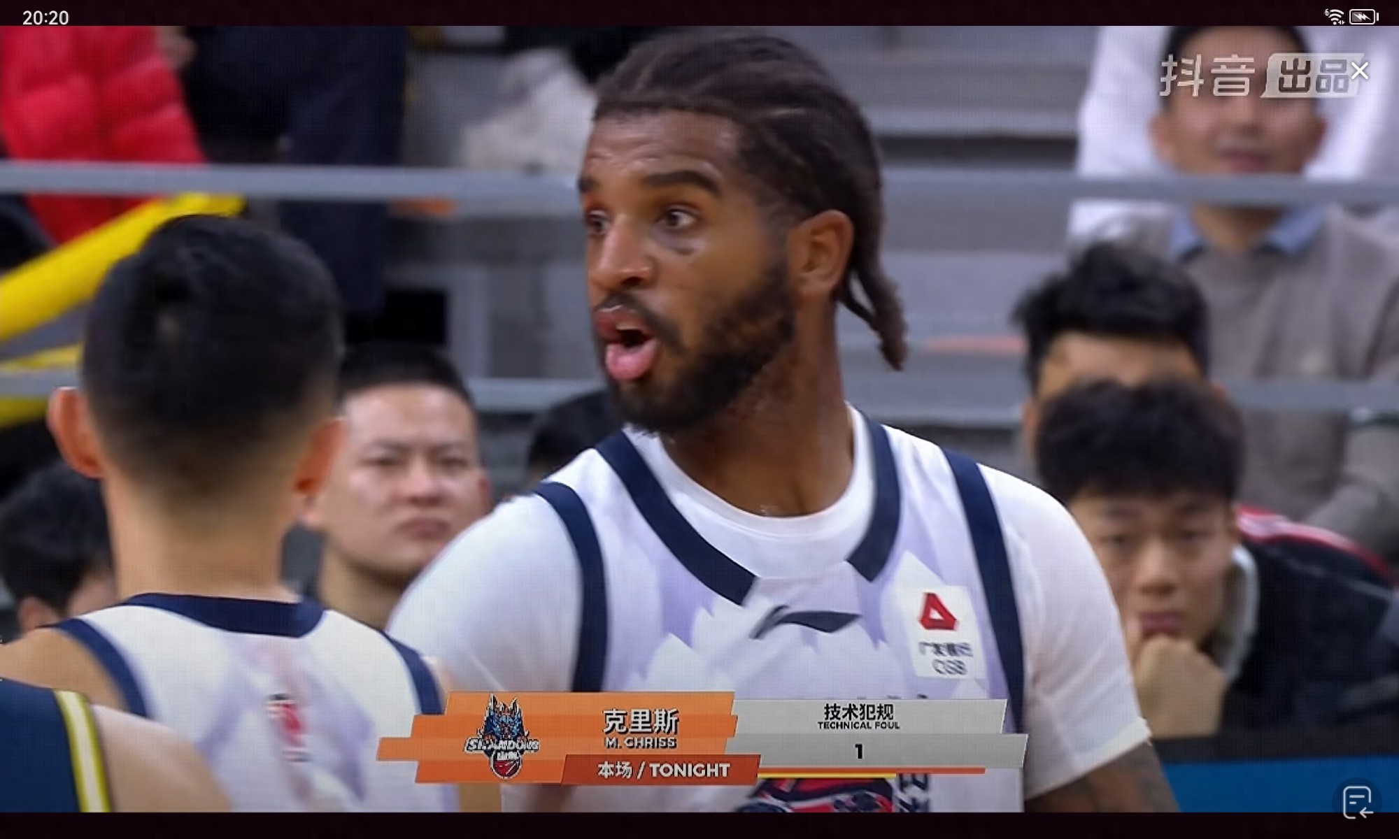 克里斯傻到搞笑，犯规太快，走步都有逆转，萨姆那拉裤子就是违体